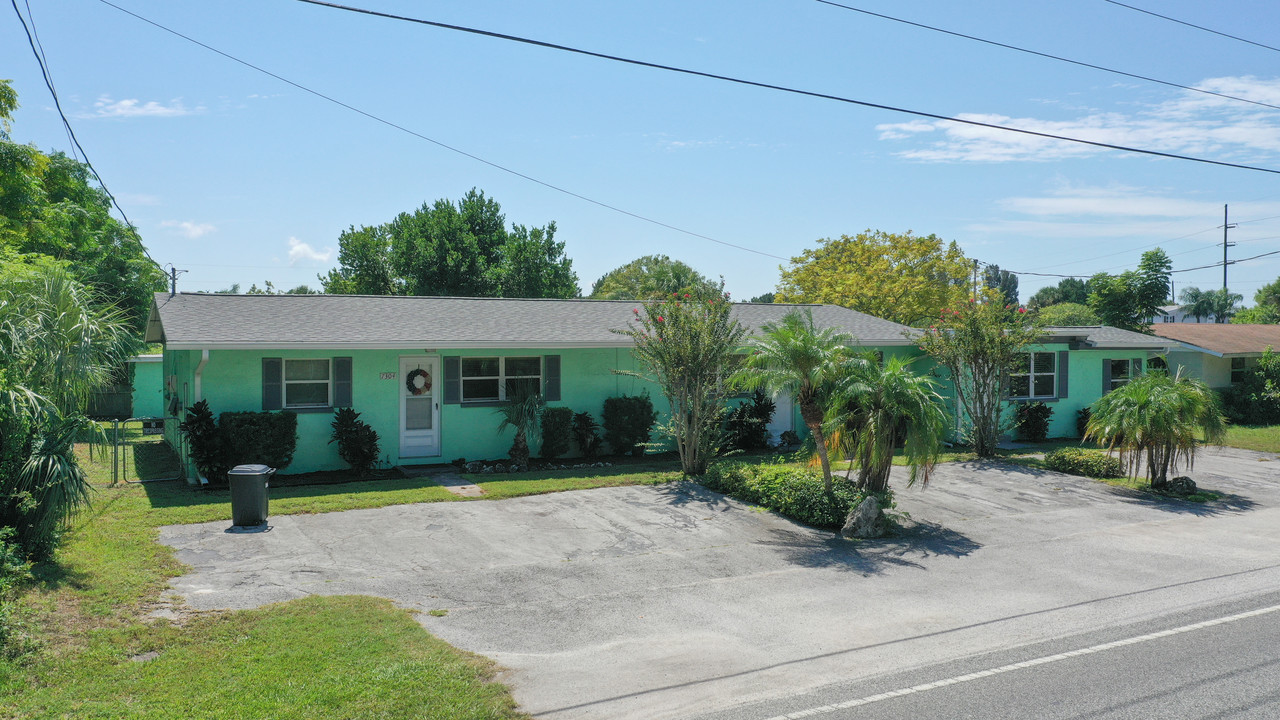 7 Unit Complex- 7228 & 7300 New York Ave in Hudson, FL - Building Photo