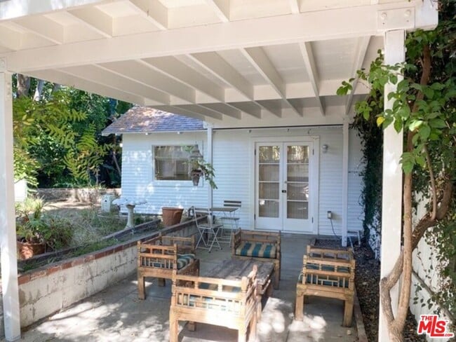 1602 Courtney Ave in Los Angeles, CA - Building Photo - Building Photo