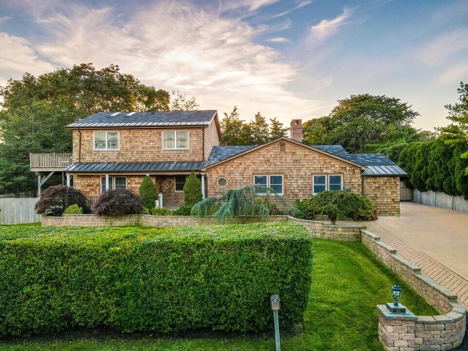 20 Alanson Ln in Hampton Bays, NY - Foto de edificio