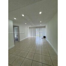 4235 N University Dr in Sunrise, FL - Foto de edificio - Building Photo