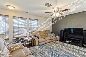 15227 Alpine Dr in Urbandale, IA - Building Photo - Building Photo