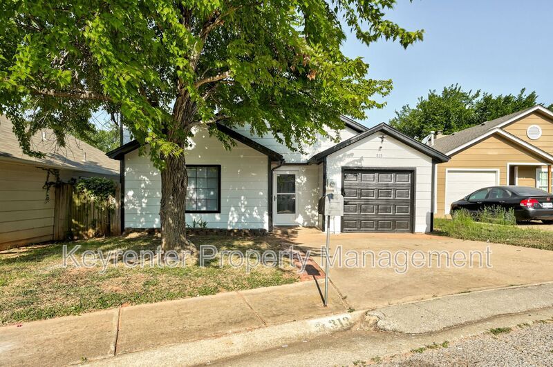 313 Belmont Dr in Edmond, OK - Building Photo