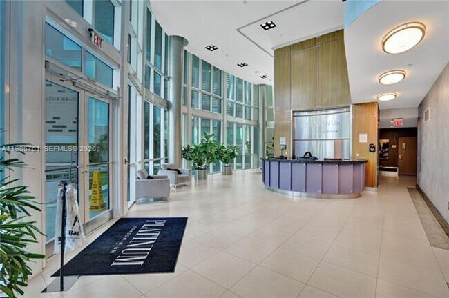 480 NE 30th St in Miami, FL - Foto de edificio - Building Photo