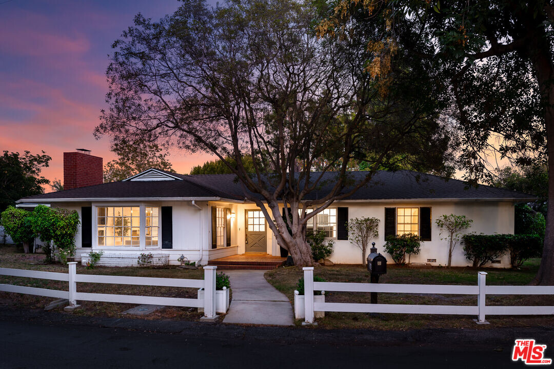 672 Walther Way in Los Angeles, CA - Foto de edificio