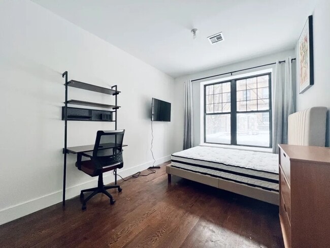 Furnished room/NOT APARTMENT in Brooklyn, NY - Foto de edificio - Building Photo