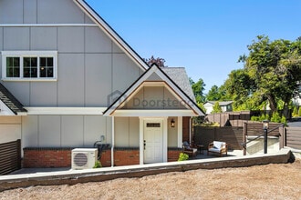 20034 80th Ave NE in Kenmore, WA - Foto de edificio - Building Photo