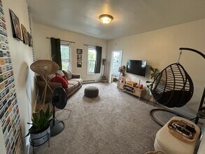 64 S Charlotte St, Unit 2 in Manheim, PA - Foto de edificio - Building Photo