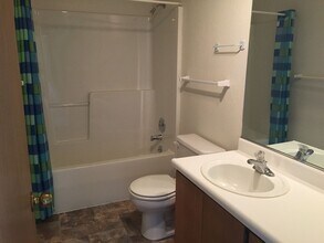 214 Sunny Ln, Unit 212 in Sutherlin, OR - Building Photo - Building Photo