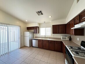 8571 Little Fox St in Las Vegas, NV - Building Photo - Building Photo