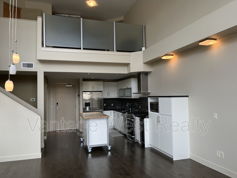 700-700 Martin Ave in Kelowna, BC - Building Photo