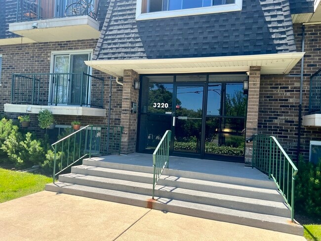 3220 Sanders Rd in Northbrook, IL - Building Photo - Building Photo