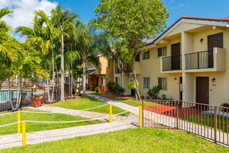 Mira Villas in Miami, FL - Foto de edificio - Building Photo