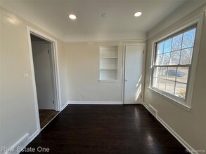 6991 Colonial St in Dearborn Heights, MI - Building Photo - Building Photo