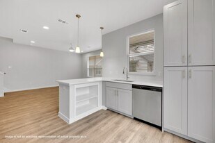 2402 Eaton St in Fort Worth, TX - Building Photo