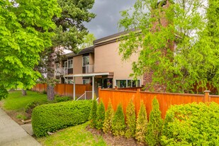 Lions Argyle Manor in Vancouver, BC - Building Photo