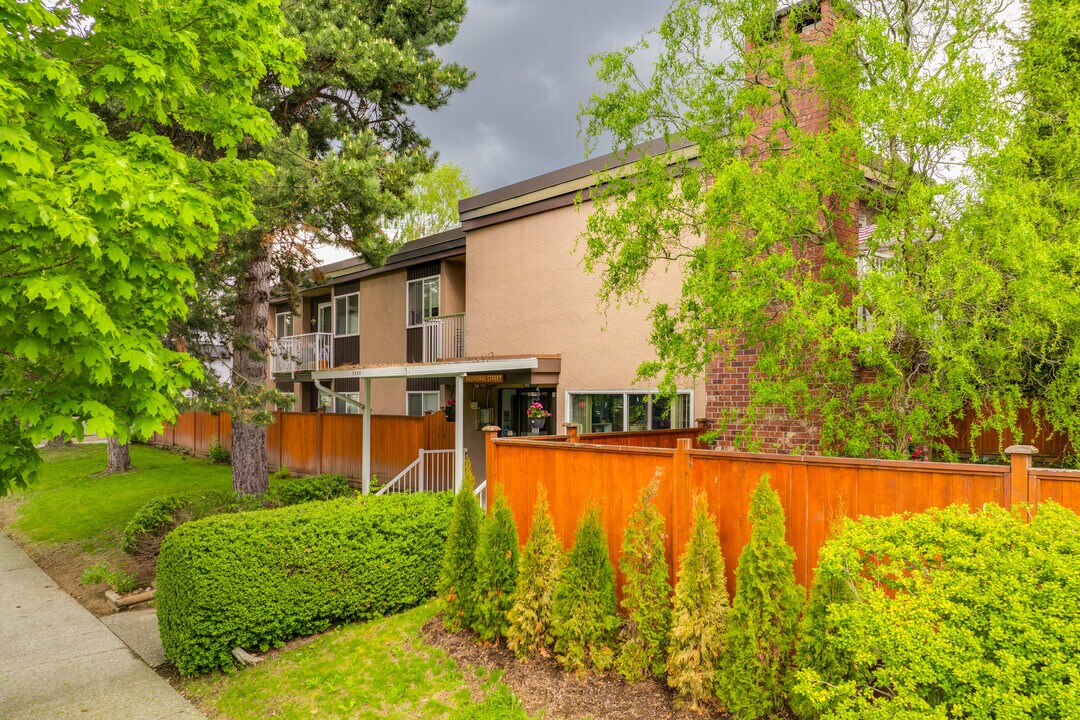 Lions Argyle Manor in Vancouver, BC - Building Photo