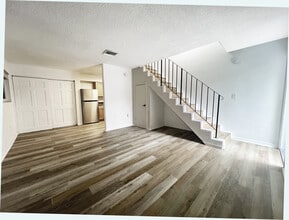 65 NE 59th St, Unit 2 in Miami, FL - Foto de edificio - Building Photo