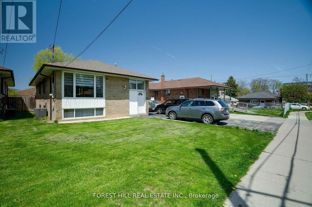 128 Trinnell Blvd in Toronto, ON - Building Photo