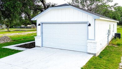 807 N Polk St in Beeville, TX - Building Photo - Building Photo