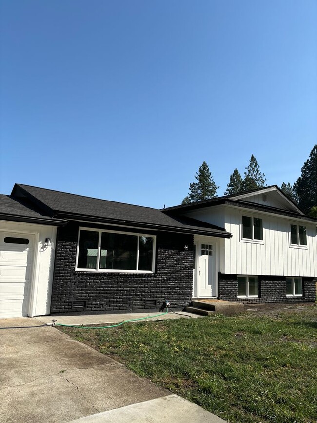 200 S Hemlock Ct in Post Falls, ID - Building Photo - Building Photo