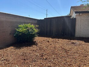 1930 S Royal Oaks Dr in Visalia, CA - Building Photo - Building Photo