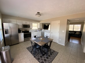2551 S Addisyn Ln, Unit Front Bedroom in Bloomington, IN - Foto de edificio - Building Photo