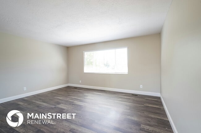 348 W 2400 S in Clearfield, UT - Foto de edificio - Building Photo