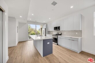 11255 Hatteras St in Los Angeles, CA - Building Photo - Building Photo