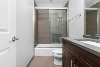 1356 W Grand Ave, Unit 2E in Chicago, IL - Building Photo - Building Photo