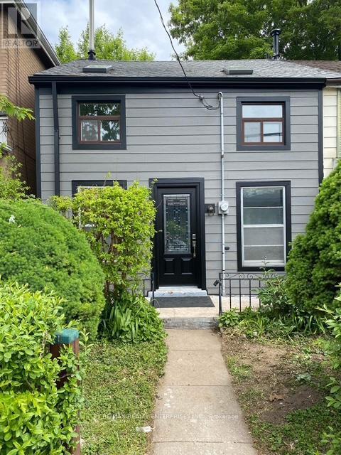 396 MacNab St N