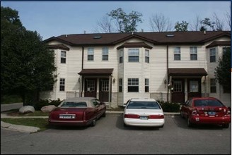 Forest View Townhomes and Apartments in Waterford, MI - Building Photo - Building Photo