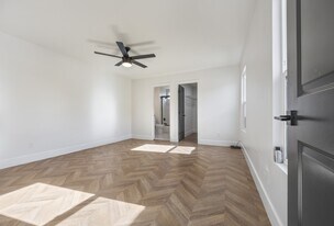 5916 Walnut Ave in Long Beach, CA - Building Photo