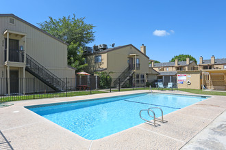 The Courtyard Condominiums in Visalia, CA - Building Photo - Building Photo