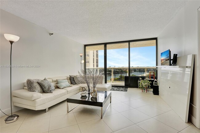 20505 E Country Club Dr, Unit AVENTURA 2 BEDROOM GREAT in Aventura, FL - Building Photo - Building Photo