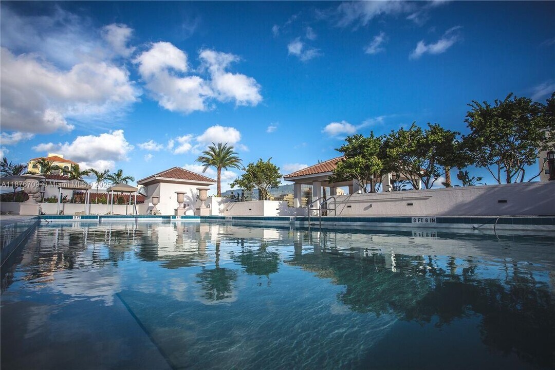 2000 Salzedo St in Coral Gables, FL - Building Photo