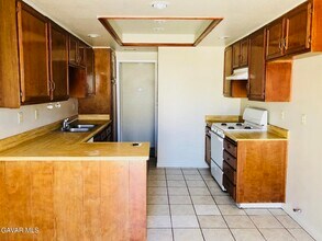 37007 Pond Ave in Palmdale, CA - Foto de edificio - Building Photo