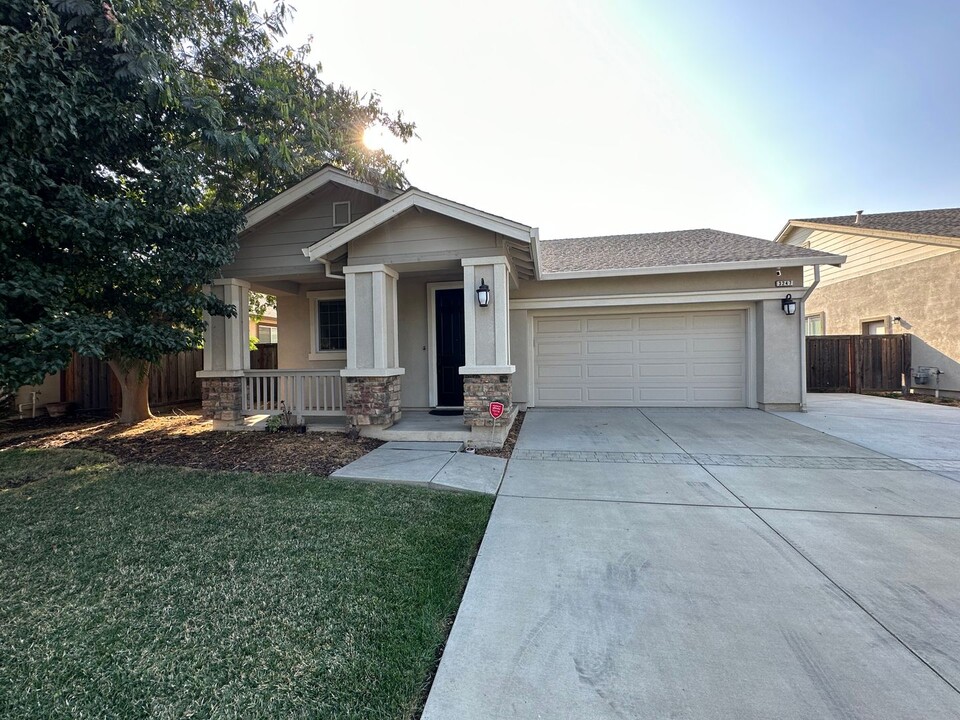 3247 Tinker Creek Way in Chico, CA - Building Photo