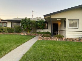 332 E Landsford St in Lancaster, CA - Building Photo