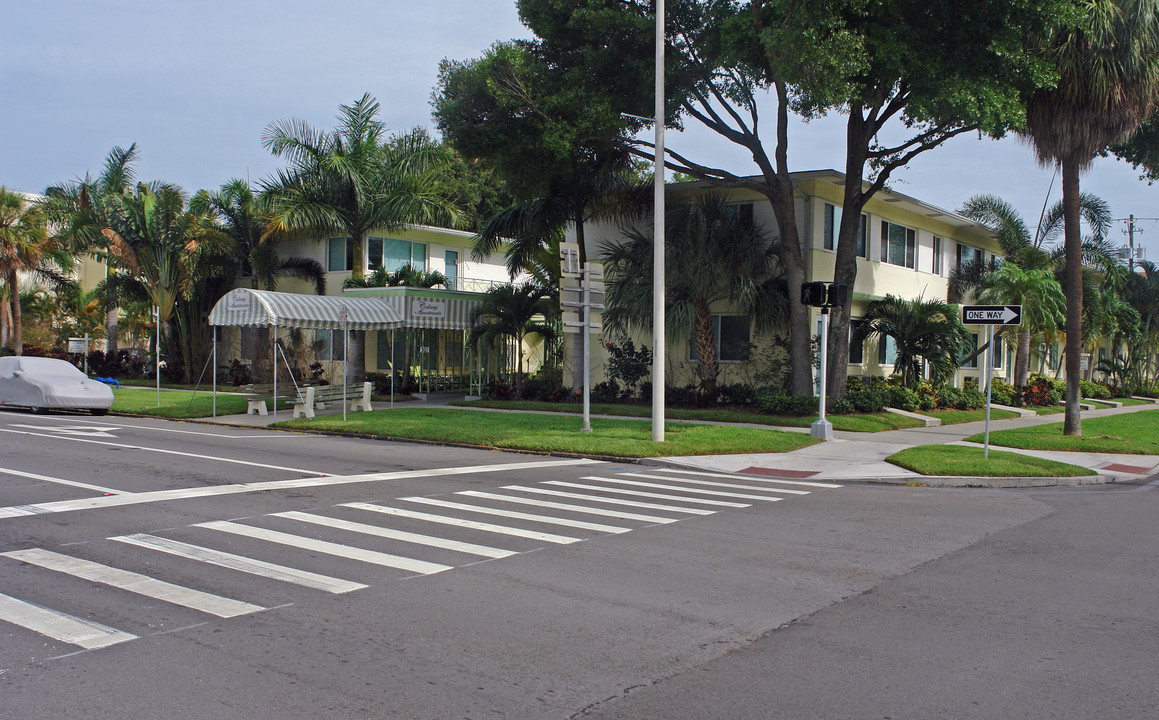 Colony Apartments in St. Petersburg, FL - Foto de edificio