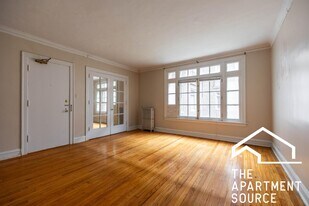 911 Elmwood Ave, Unit J1 in Evanston, IL - Building Photo