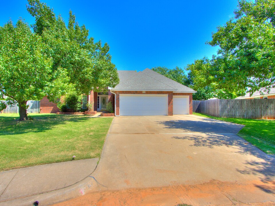 912 Julies Trail in Edmond, OK - Foto de edificio