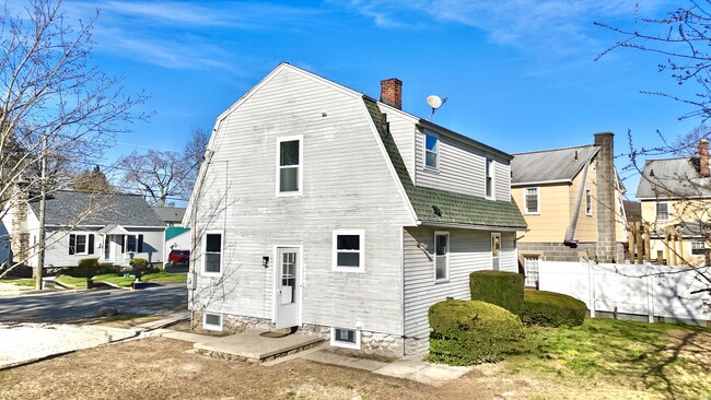 42 Fairchild St in Naugatuck, CT - Foto de edificio - Building Photo