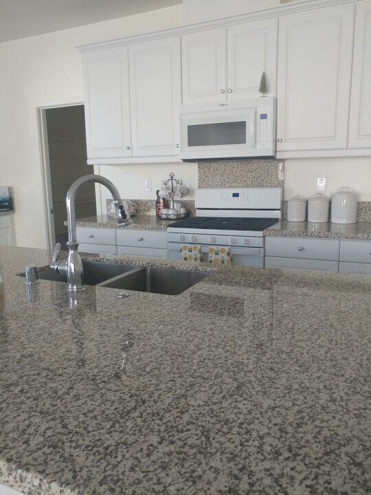 45058 44th St W in Lancaster, CA - Building Photo