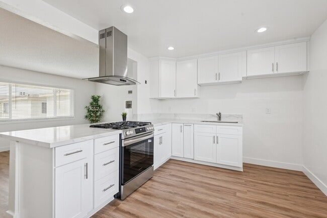 Sahara Apartments in Bellflower, CA - Building Photo - Building Photo