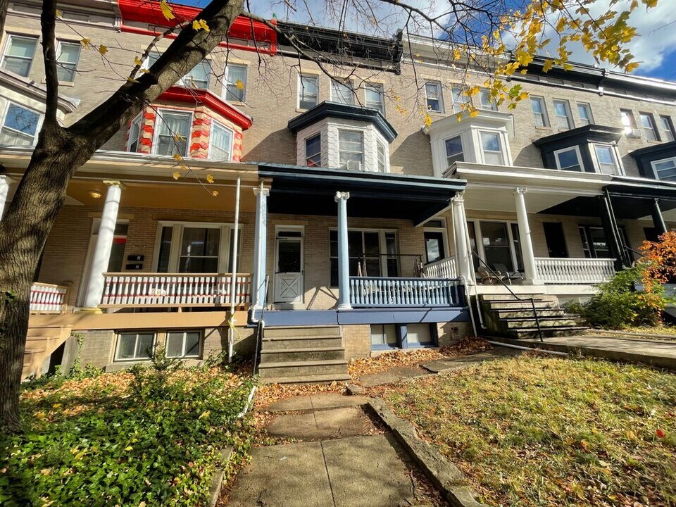 3007 N Calvert St in Baltimore, MD - Building Photo
