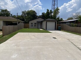 2995 Pecos St in Beaumont, TX - Building Photo
