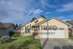 236 NE Flowers Ln in College Place, WA - Building Photo