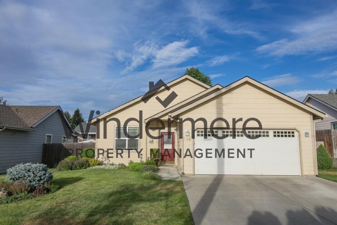 236 NE Flowers Ln in College Place, WA - Building Photo