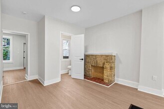 35 E Collom St in Philadelphia, PA - Building Photo - Building Photo