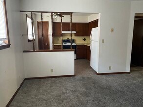 611 N Orchard St, Unit 4 in Prairie City, IA - Foto de edificio - Building Photo